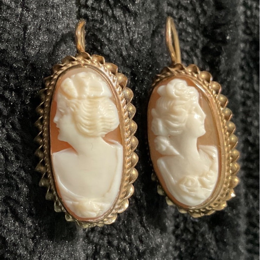 Vintage Gold Cameo Pendant Necklace & Earrings Set With Intricate Carved Shell Design On Box Chain14”, Pendant 1.5”, Chain 14”