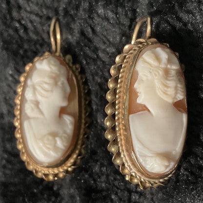 Vintage Gold Cameo Pendant Necklace & Earrings Set With Intricate Carved Shell Design On Box Chain14”,  Pendant 1.5”, Chain 14”